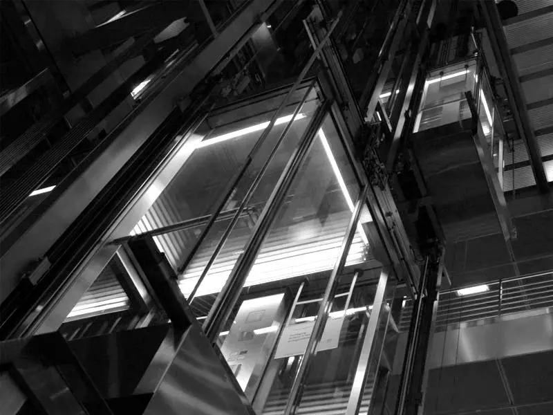 Elevador industrial visto desde abajo