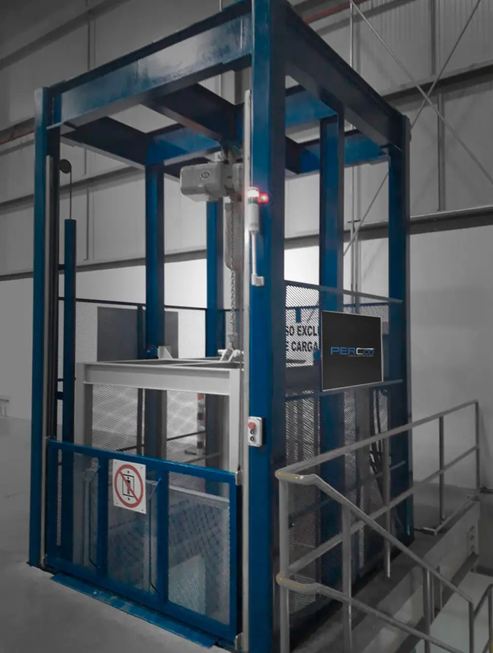 Elevador industrial de carga con estructura azul