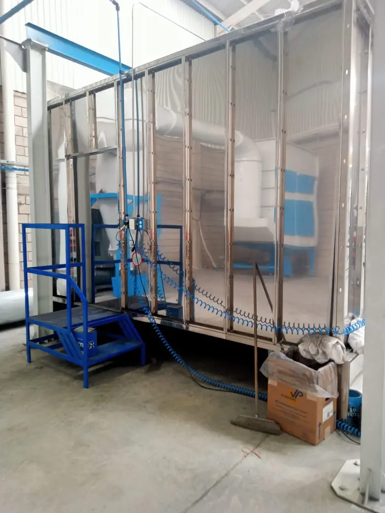 Horno de curado industrial con escalón de acceso
