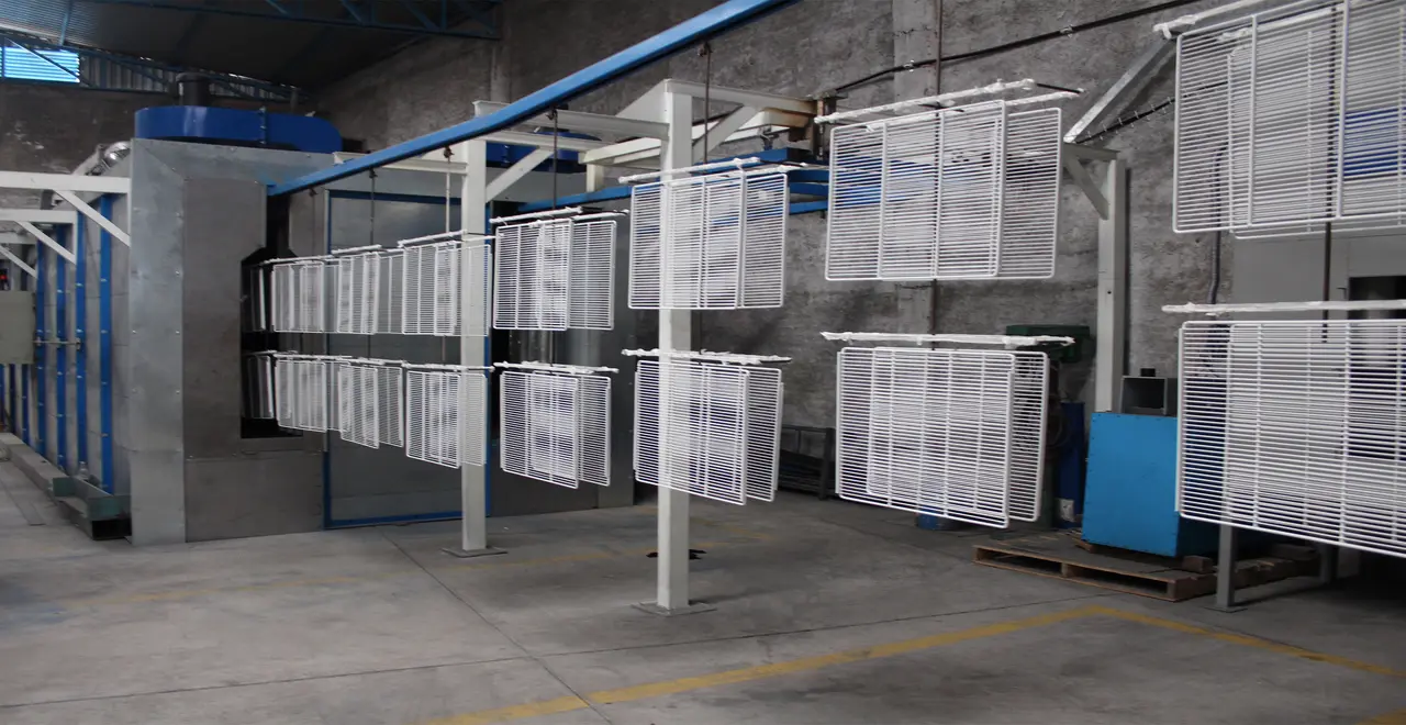 Línea de pintura con piezas colgadas